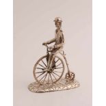 Silberne Miniatur, Mann auf einem antiken Fahrrad, 835/000, große Miniatur eines Mannes mit Hut