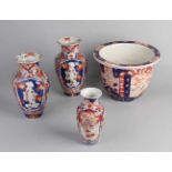 Vier Teile Imari-Porzellan aus dem 19. Jahrhundert. Bestehend aus: Set mit Vasen, Geisha-Dekor. Lose
