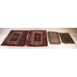 Vier verschiedene Teppiche. Vier handgeknüpfte Perserteppiche, darunter auch antike. Eine rote Farbe