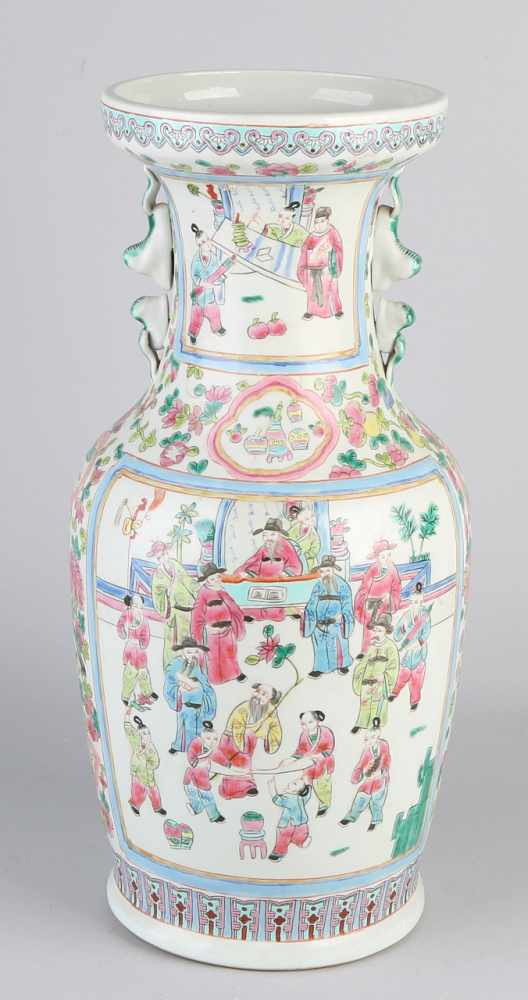 Große chinesische Porzellanvase Famille Rose mit Figuren im Garten- / Blumendekor. Größe: 46,5 x Ø