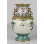 Alte chinesische Cloisonne-Vase mit Drachen und Elefantenköpfen. Kleine Delle. Größe: H 16,5 cm.