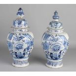 Zwei Delfter Fayence-Vasen aus dem 18. Jahrhundert bedeckten Chinoiserie-Blumendekore. Ein Deckel
