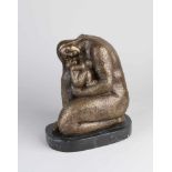 Moderne Bronzefigur auf schwarzem Marmorsockel. Mutter mit Kind. 21. Jahrhundert. Abmessungen: 28