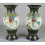 Zwei antike holländische Keramikvasen. Die Taube - Den Dolder. Um 1920. Größe: H 28,5 cm. In guter