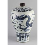 Große chinesische Vase im Mei Ping-Stil aus Porzellan mit Drachendekor. Baluster geformt. Die
