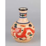 Antike chinesische Porzellanvase mit rotem Drachen und cremefarbener Knisternglasur. Abmessungen: