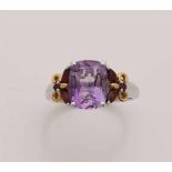 Weißgoldring, 750/000, mit Amethyst und Granat. Ring mit großem 4-beinigem Chaton in der Mitte,