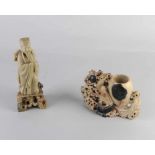 Antiker chinesischer Specksteinkaiser auf Felsen. Ein Chip zur Hand. Größe: 20 cm. Und ein