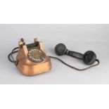 Telefon mit Messing und Bakelit. Mitte des 20. Jahrhunderts. Abmessungen: 15 x 25 x 16 cm. In