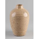 Chinesische Porzellan Mei Ping Vase mit brauner Knisternglasur und Graten. Größe: 16,5 x Ø 9,8 cm.