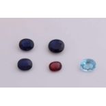 Lot von Edelsteinen mit 2 ovalen facettierten Saphiren, 5,21 ct und 5,98 ct, mit Einschlüssen, einem