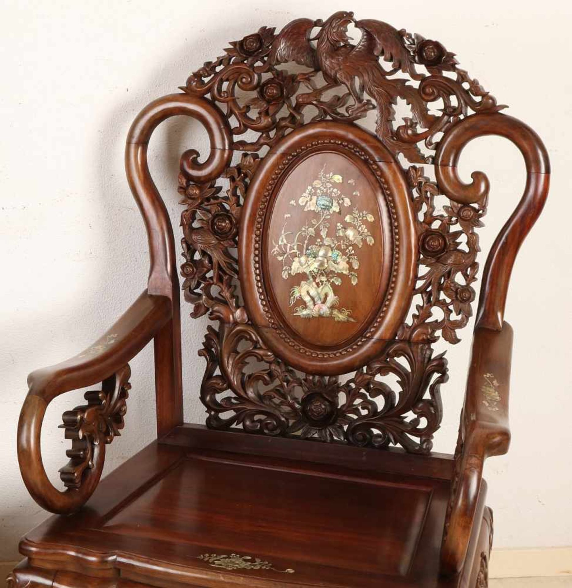 Zwei chinesische Holz geschnitzte Stühle mit Paradiesvogel / Blumenschnitzerei + Perlmutt-Inlay. - Image 2 of 3