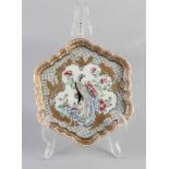 Chinesische Porzellan-Pattipan-Schale mit Famille Rose, Paradiesvogel / Golddekor. Größe: 1,4 x Ø