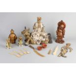 Lot alt / antik asiatisch. Unter anderem: China, Terrakotta, Buddha-Figuren, Horn, Knochen,