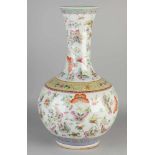 Große chinesische Porzellan Famille Rose Vase mit Schmetterlings- / Blumendekoration. Größe: H 46,