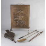 Antikes Kamin-Set mit Kaminschirm. Kupfer geschlagen, Balg und dreiteiliges Messingkamin-Set. Um