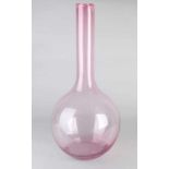 Große mundgeblasene rosa Glasvase. 20. Jahrhundert. Größe: H 61 cm. In guter Kondition.Larg