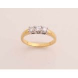 Gelbgold-Antriebsring, 585/000, mit Diamant. Reitring mit 3 4-Bein-Chatons aus Weißgold, besetzt mit