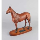 Bisquit Porzellan Reitpferd 'Red Rum' auf Holzsockel. Markiert Beswick England. 20. Jahrhundert.