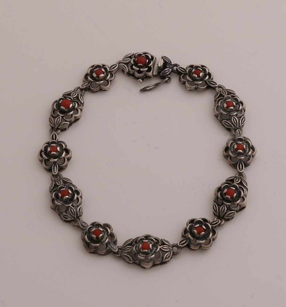 Silberarmband, 835/000, mit roter Koralle. Armband mit Gliedern in Blumenform, besetzt mit kleinen