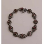 Silberarmband, 835/000, mit roter Koralle. Armband mit Gliedern in Blumenform, besetzt mit kleinen