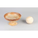 Italienischer Alabaster zweimal. 20. Jahrhundert. Bestehend aus: Tazza und einem Ball. Größe: Ø