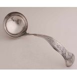 Silberne Suppenkelle, 833/000, mit runder Schale und konturiertem Stiel, verziert mit Biedermeier-