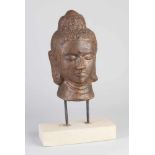 Orientalischer bronzefarbener Terrakotta-Buddha-Kopf auf Ständer. Abmessungen: 45 x 25 x 17 cm. In