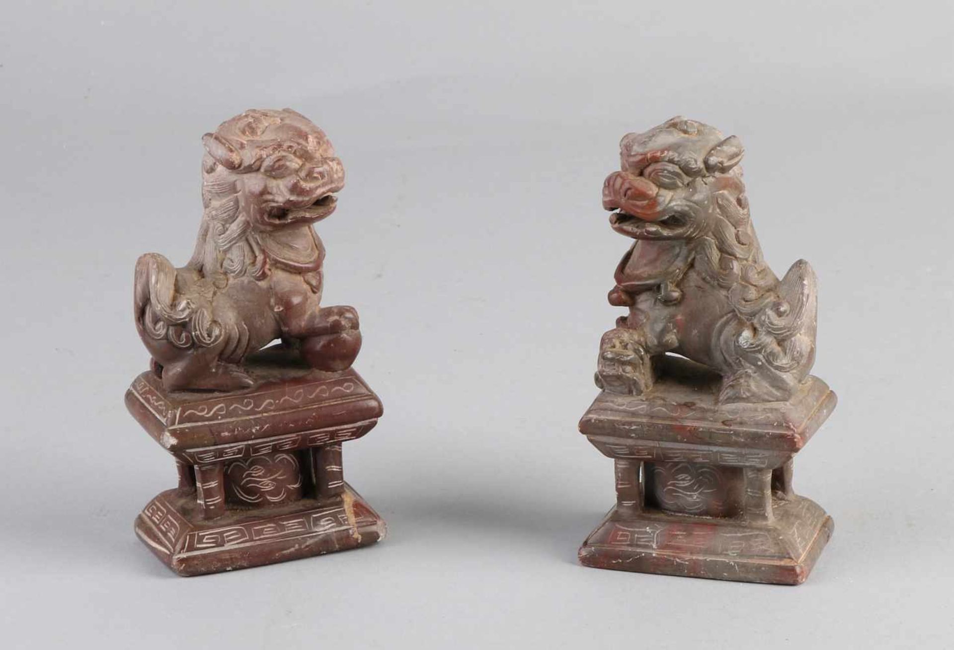 Zwei antike chinesische Speckstein geschnitzte Tempelhunde auf Sockel. 19. Jahrhundert oder älter.