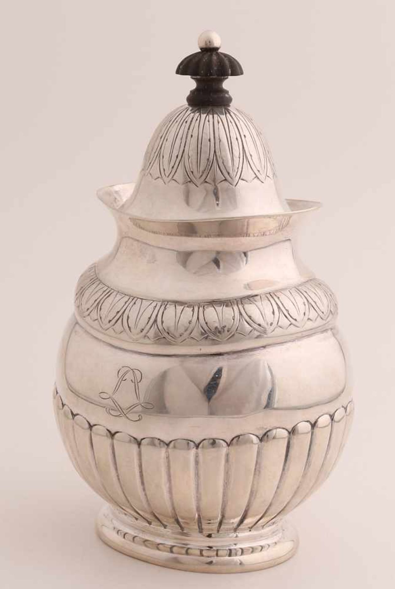 Ovales silbernes Tabakglas, 925/000, verziert mit Flöten und einem gravierten Essiggurkenrand. Mit - Bild 2 aus 2