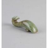 Geschnitzter Gürtelhaken aus chinesischer Jade mit Drachenkopf. Größe: 8,3 cm. In guter Kondition.<