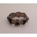Silberarmband, 925/000, mit Epidot. Mexikanisches Armband mit breiten Gliedern mit Bällen (eines