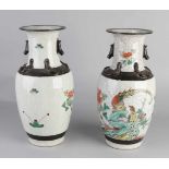 Zwei große kantonesische Vasen aus chinesischem Porzellan mit Vogel- / Blumen- / Insektendekoration.