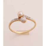 Gelbgold-Ring, 585/000, mit Diamant und Perle. Schlagring mit 4 Diamanten auf beiden Seiten im