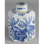 Sechseckiger Teedose aus chinesischem Porzellan Kang Xi aus dem 18. Jahrhundert mit Foo-