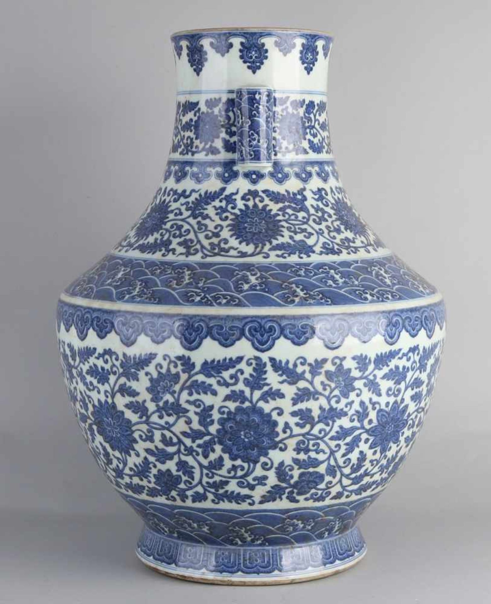 Sehr große chinesische Porzellanvase mit Blumendekor. Mit unterer Markierung. Abmessungen: H 55 x - Image 4 of 4