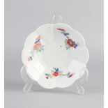Antike japanische Porzellan-Kakiemon-Schüssel. Blumenförmig mit Blumendekor. Größe: 4 x Ø 15,5 cm.