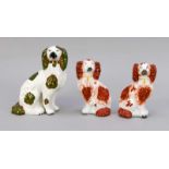 Drei antike englische Keramik Staffordshire Hunde. Erste Hälfte des 20. Jahrhunderts. Einer geklebt.