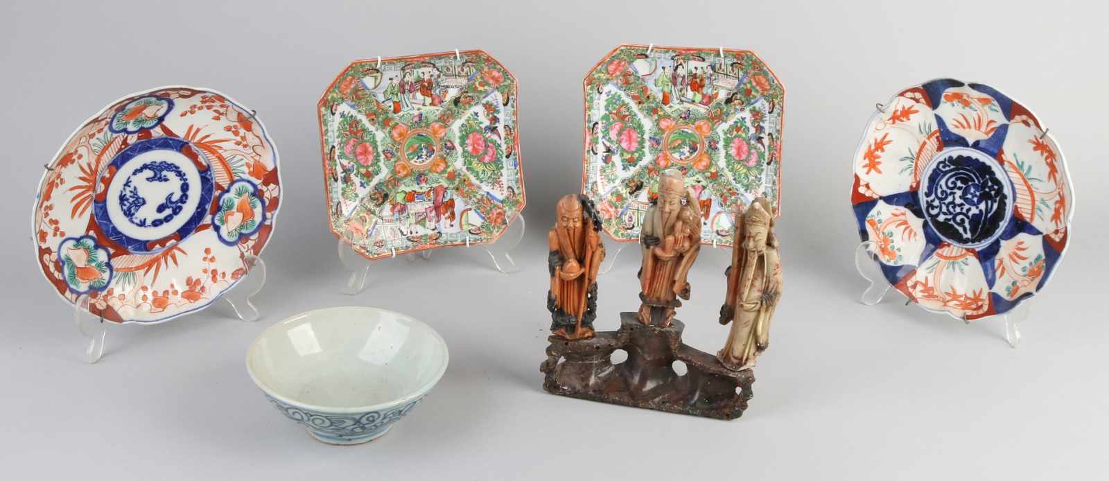 Sechs Teile chinesisches und japanisches Porzellan. Zwei kantonesische Teller, eine geklebte