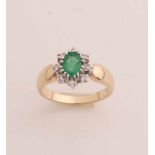 Gelbgoldring, 585/000, mit Smaragd und Diamant. Ring mit einem konvexen Band mit einer ovalen