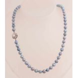 Graue Cropé-Perlenkette, etwas unregelmäßig geformt, ø 6,5-7 mm, befestigt an einem silbernen
