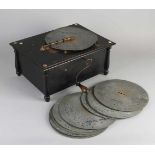 Antike Drehorgel mit Kupferspielplatte. Markiert Amourette, Douglas & Co. London. Um 1900. Größe: