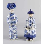 Zwei chinesische Porzellanfiguren mit Insekten- / Drachendekor + Bodenmarkierung. Größe: 26 - 32 cm.