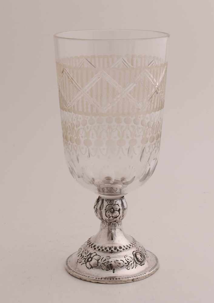 Wunderschön geätztes Kristallkelchglas auf 835/000 Silberbein. Mit floralen Bildern. Größe: 7 x 15