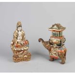 Zwei antike japanische Porzellan Satsuma Figuren. Einmal Buddha, Gold / Blumen + Bodenmarkierung,