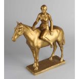 Signierte Bronzefigur mit goldfarbener Patina. Um 1920. Nackte Dame auf dem Pferd. Durch die