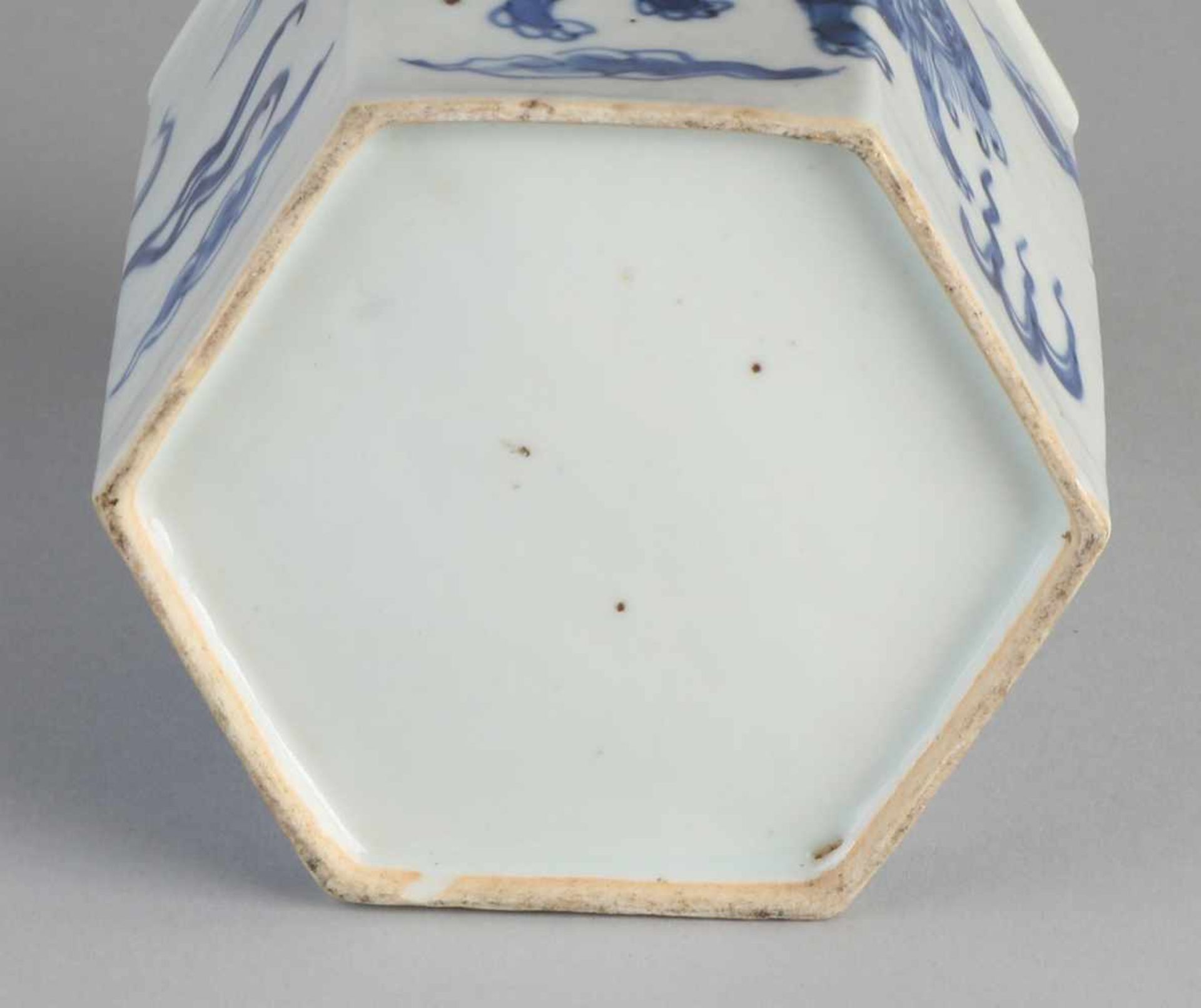 Sechseckiger Teedose aus chinesischem Porzellan Kang Xi aus dem 18. Jahrhundert mit Foo- - Image 3 of 3