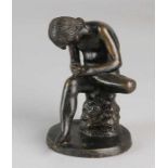 Antike Bronzefigur. Um 1920. Junge mit Dorn im Fuß. Größe: H 10,5 cm. In guter Kondition.An