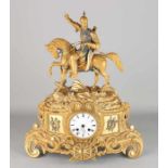 Feuervergoldete französische Bronze-Kaminuhr mit Ritter zu Pferd. Um 1840. Acht-Tage-Bewegung,