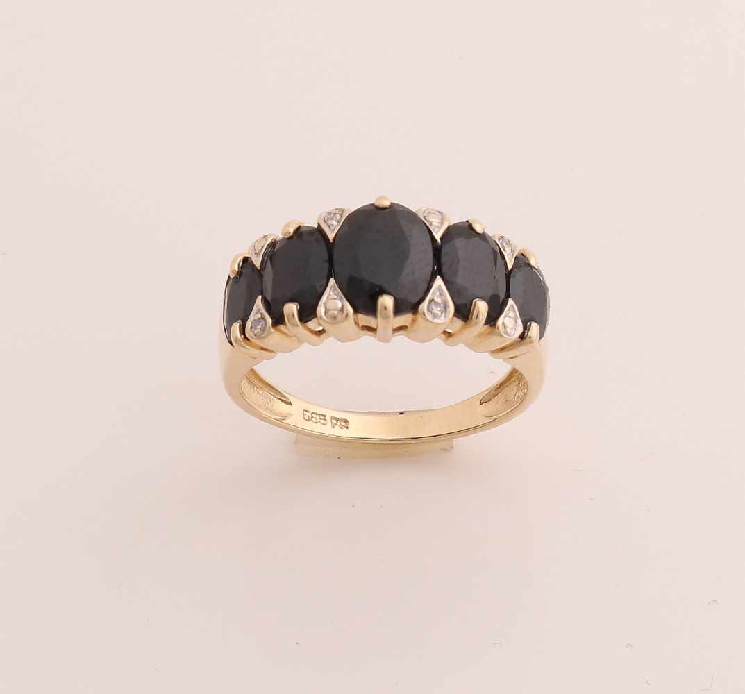 Gelbgoldring, 750/000, mit Saphir und Diamant. Ring mit 5 ovalen facettierten Saphiren, abnehmend,
